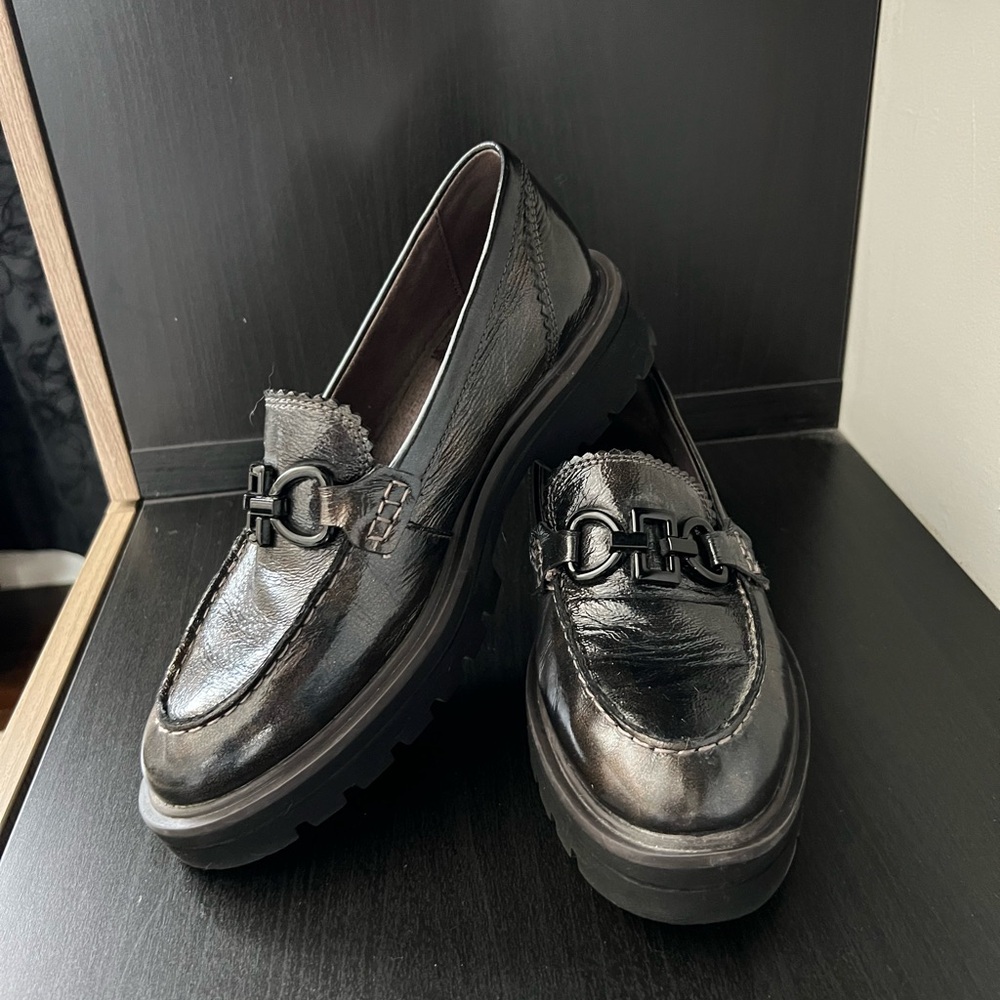 Women's Caprice Black/Brown Metallic Lug Loafers